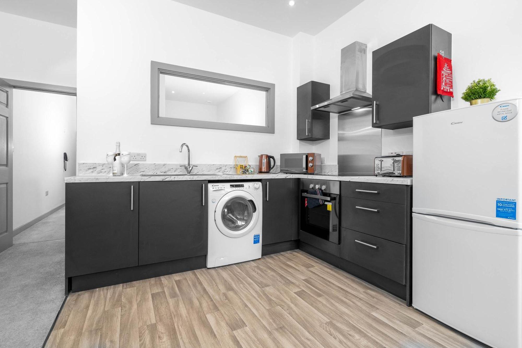 Modern Apartment In Brierley Hill - Secure Parking - Wifi & Netflix - Excellent Value - 11O المظهر الخارجي الصورة